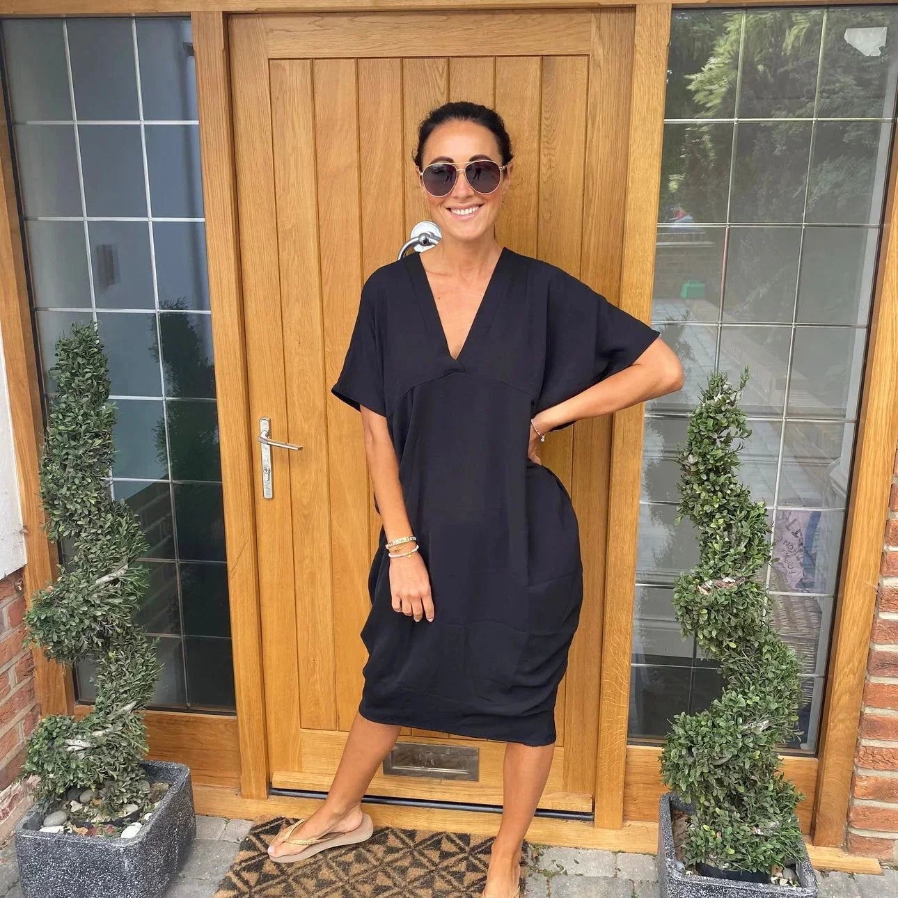 Elegantne ja stiilne kleit V-kaelusega