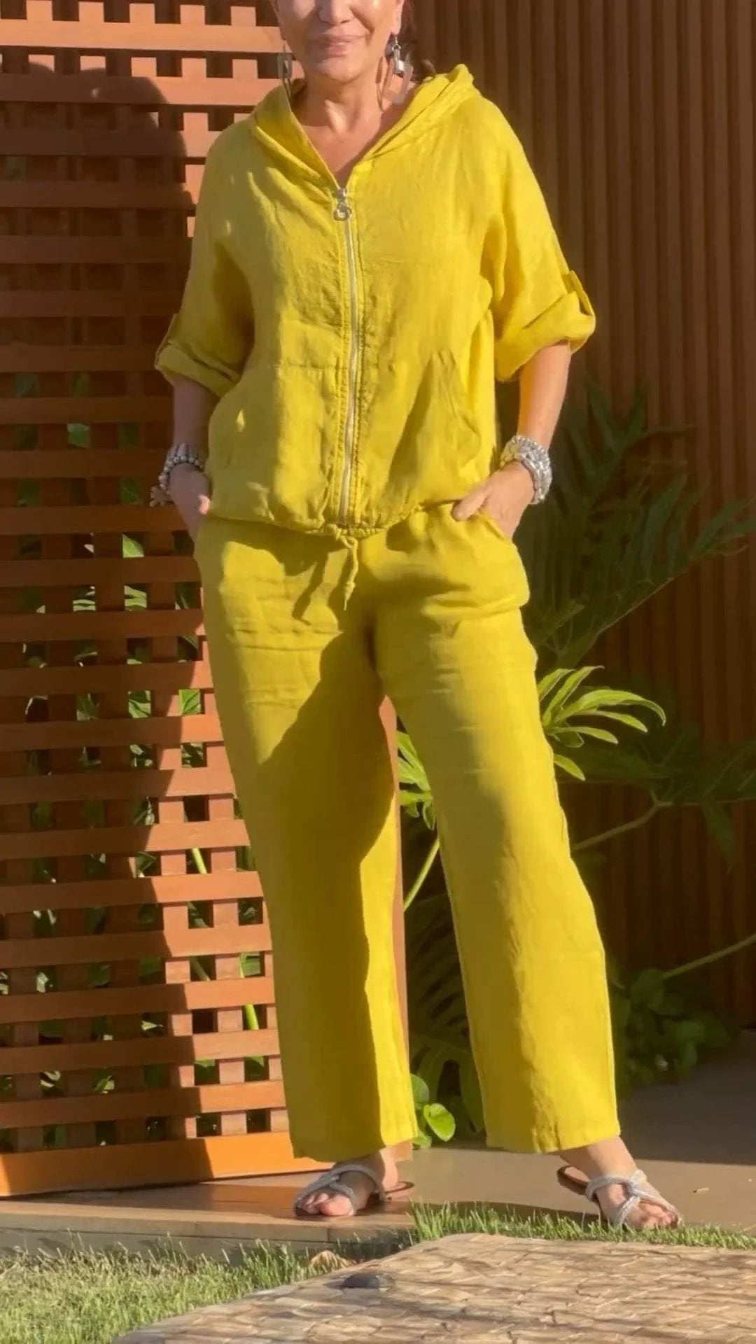 Kaheosaline puuvillast ja linasest ülikond kapuutsiga