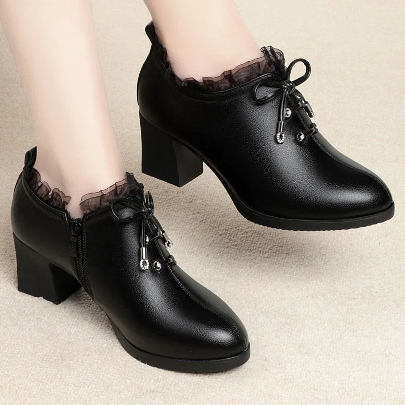 Pehme talla ja paksu kontsaga naiste pitskingad