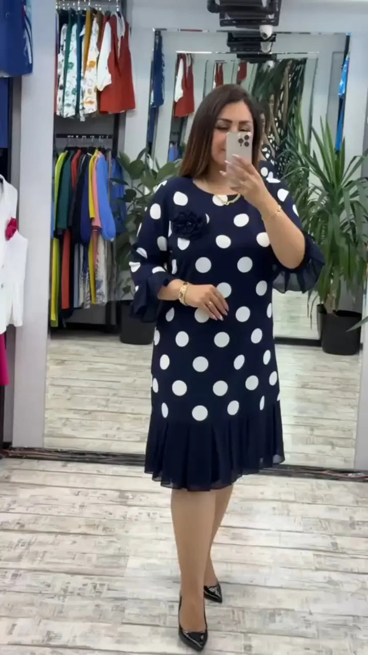 Uus moodne kleit, klassikalise disainiga, elegantne ja lihtne.