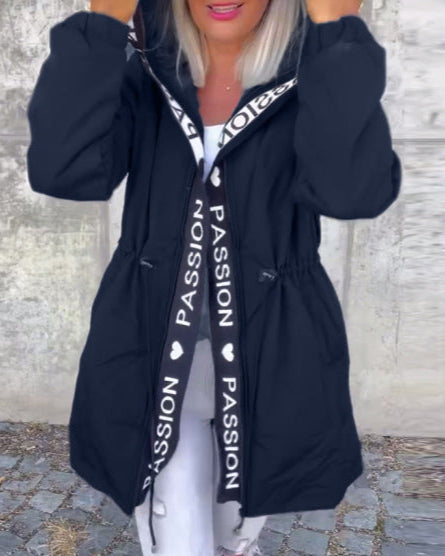 Uue stiilis sügisjope koos tõmblukuga ja kapuutsiga