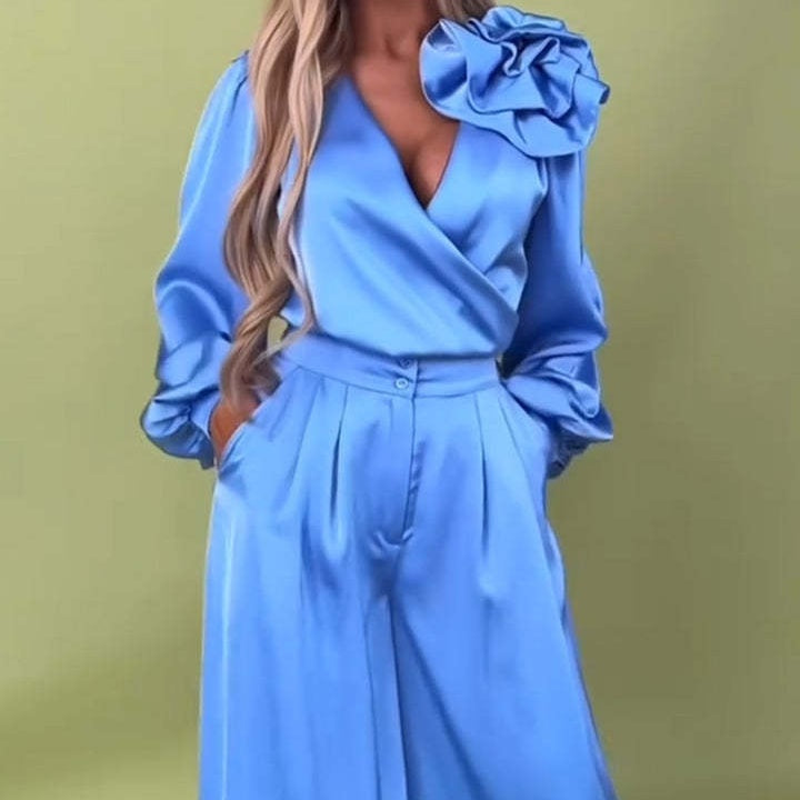 Kaunis satiinne kaheosaline komplekt